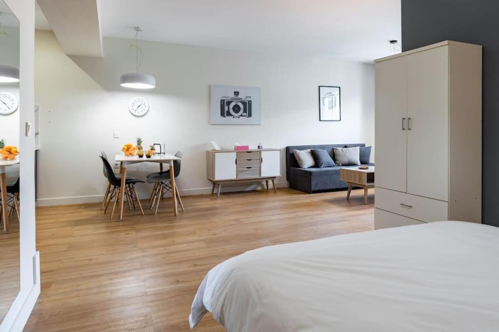 Large Comfy, Modern Studio 5 Min To Acropolis Athens Exterior photo