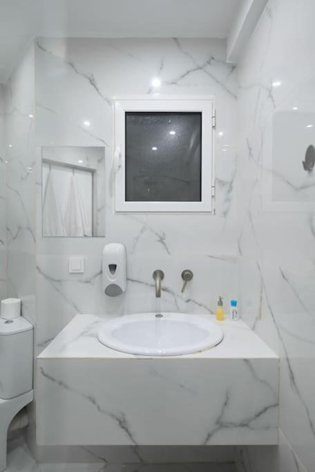 Large Comfy, Modern Studio 5 Min To Acropolis Athens Exterior photo